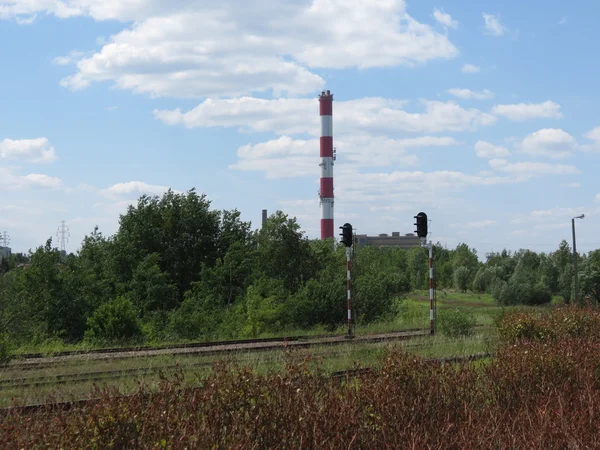 Demiryolları ve santral baca beyaz ve kırmızı kule ile
