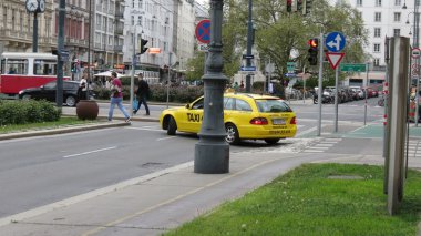 Vienna, Avusturya - Nisan 2016 yaklaşık: sarı taksi çok şehir merkezi Viyana