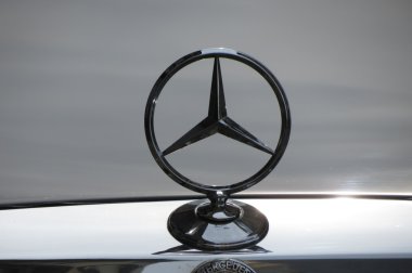 Önünde bir araba, Mercedes-Benz logosu