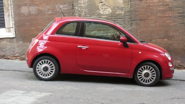 Kırmızı Fiat 500 araba
