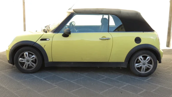Жовтий Міні Купер cabrio — стокове фото