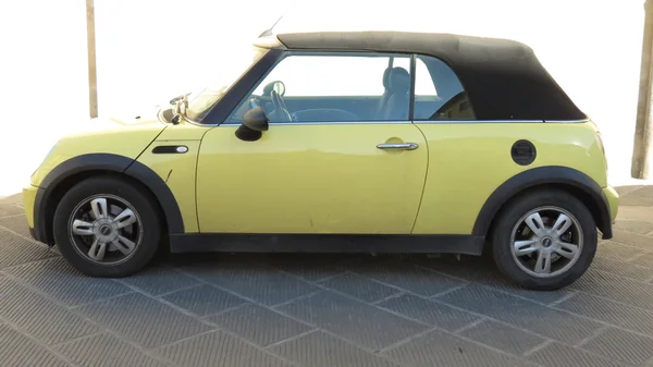 Cabrio amarillo Mini Cooper — Foto de Stock