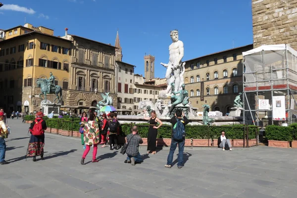 Turistas tomando fotografías — Foto de Stock