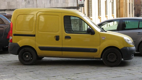Yellow Renault dCi 70 van — Stock Photo, Image