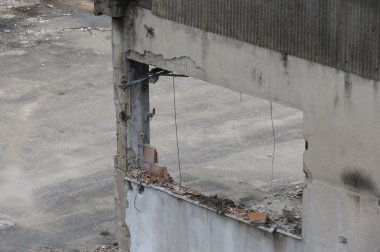 Eski bir terk edilmiş fabrika beton duvarlar ile yıkıntıları