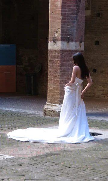 Siena Itália Circa Abril 2016 Noiva Asiática Posando Para Seu — Fotografia de Stock