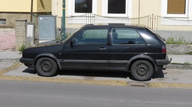 Vienna, Avusturya - Nisan 2016 yaklaşık: siyah Volkswagen Golf sokakta park edilmiş