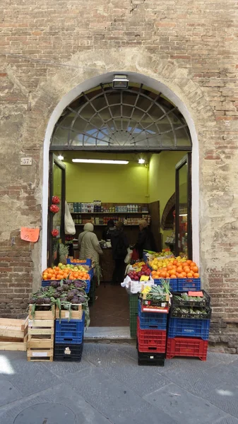 Siena Italia Circa Abril 2016 Fruta Expuesta Mostrador Frutería —  Fotos de Stock