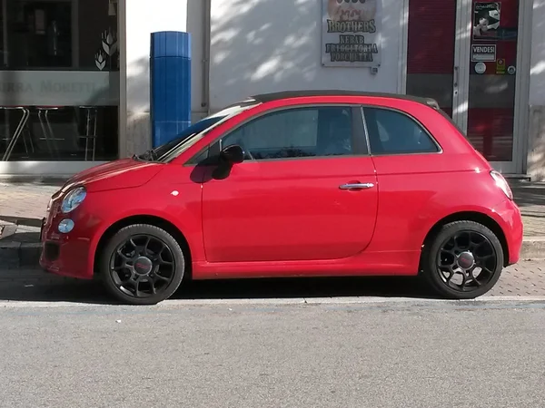 ローマ イタリア 2015 赤いフィアット 500 新バージョン が市内中心部の通りに駐車 — ストック写真
