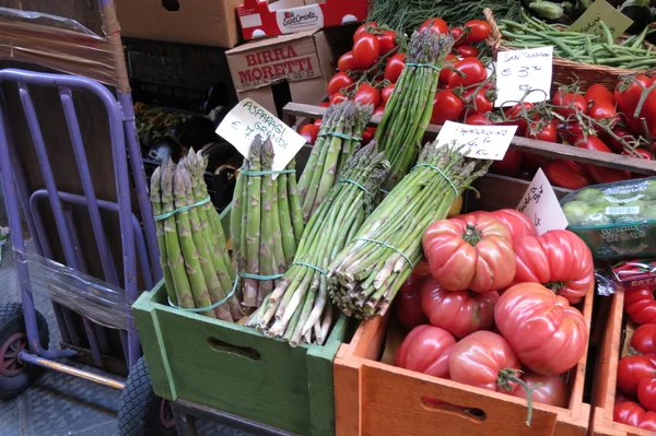 Gyümölcs és zöldség bolt számláló — Stock Fotó