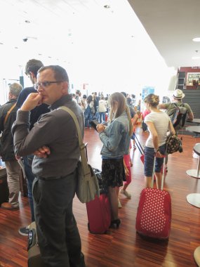 Orio Al Serio, İtalya - Eylül 2014 yaklaşık: Gezginler yatılı için bekliyor kendi arabası ile