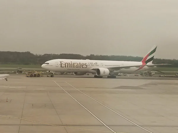 Vídeň Vídeň Rakousko Cca Říjen 2015 Letadla Emirates Airlines Dráze — Stock fotografie