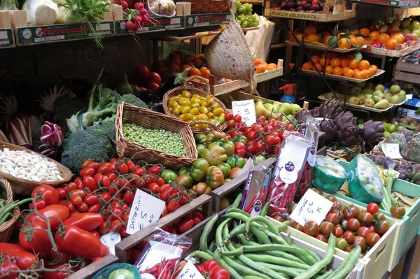 Contador de tienda de frutas y verduras — Foto de Stock