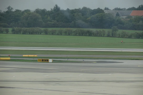 Airport Runway Detail White Yellow Lines — Stock Photo, Image