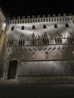 Siena, İtalya - yaklaşık Aralık 2014: Monte dei Paschi di Siena banka merkezinin