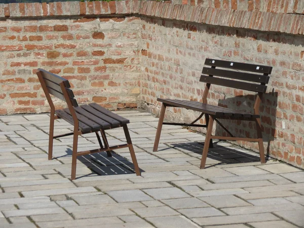 Geleneksel ahşap banklara bir kare şeklinde