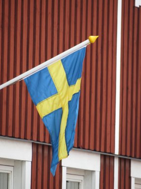 İsveç bandıralı ahşap bir binadan yüzen