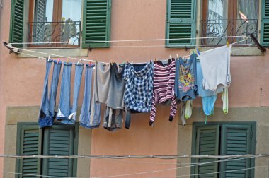 Ayrıntı DIP açık bir ev şehir merkezinde cephesinde kurutma giysi