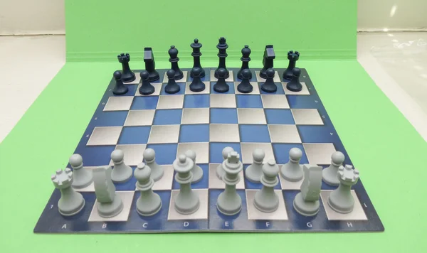 Schachbrett Mit Schwarzen Und Weißen Plastiksteinen — Stockfoto