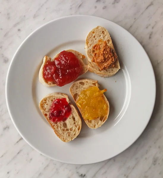 Brotscheiben Mit Orangenmarmelade Erdbeermarmelade Rotbeermarmelade Und Erdnussbutter — Stockfoto