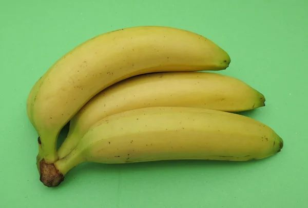 바나나 과일 녹색 배경 위에 — 스톡 사진