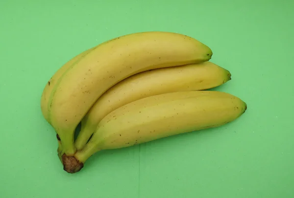 Buah pisang di atas latar belakang hijau — Stok Foto