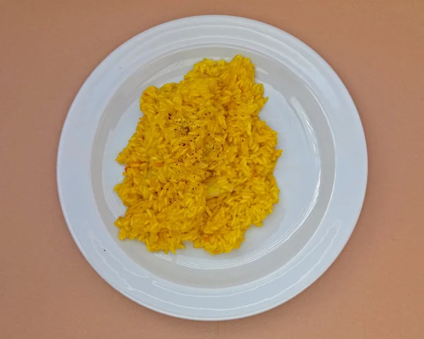 Carnaroli 大米制成的藏红花烩饭中等粒度水稻种植 — 图库照片