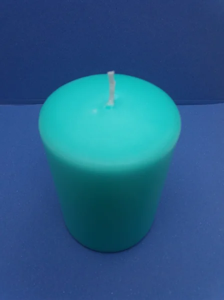 Candela Verde Blu Uno Sfondo Azzurro — Foto Stock