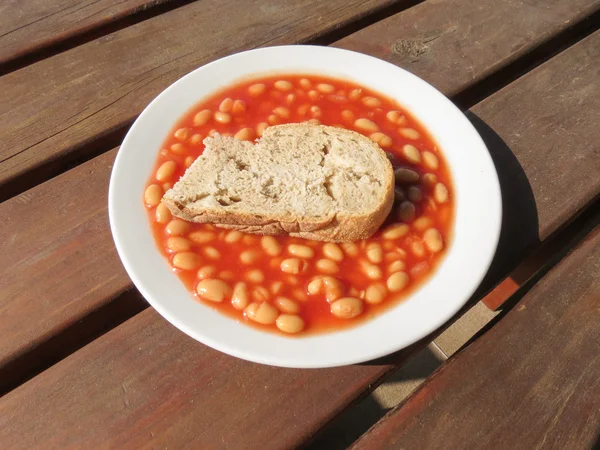 Vita Bönor Tomatsås Med Dagsgamla Brödet — Stockfoto