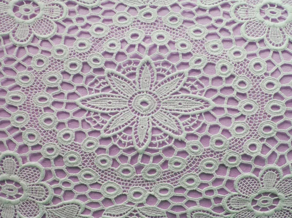 Napperon blanc sur fond violet — Photo