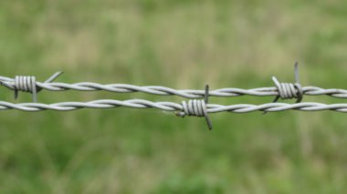 Güvenlik hattı bir dikenli tel çit ile