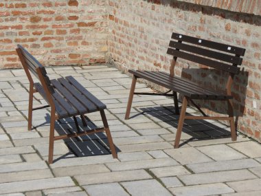 Geleneksel ahşap banklara bir kare şeklinde