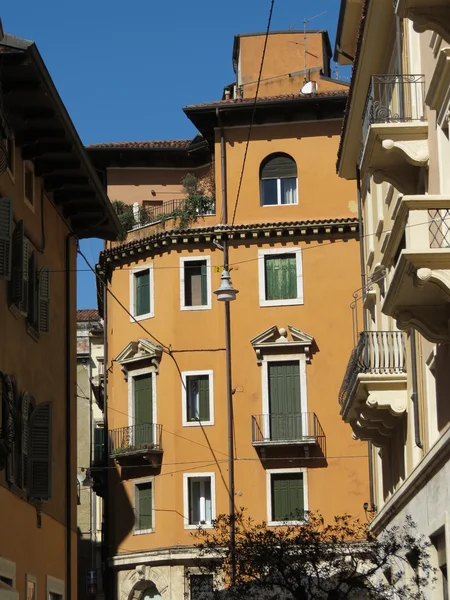 Uma Casa Italiana Tradicional Com Fachada Colorida Cortinas Venezianas Pintadas — Fotografia de Stock