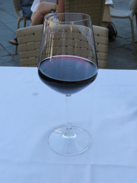 テーブルの上の赤ワインのガラス — ストック写真