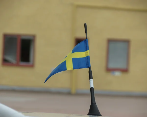 Шведский Национальный Флаг Швеции Европы Плавающий Над Крышей Автомобиля — стоковое фото