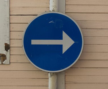 Düzenleyici işaretler, ok trafik işareti ile belirtilen yönde ilerleyin