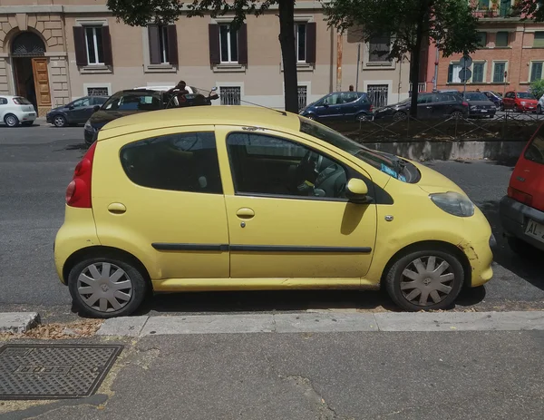 Peugeot amarelo 107 em Roma — Fotografia de Stock