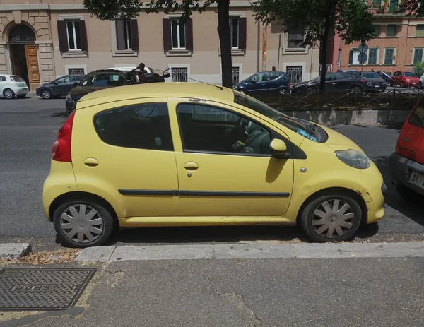 Gul Peugeot 107 i Roma – stockfoto