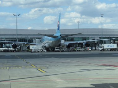 Prague, Çek Cumhuriyeti - Temmuz 2016 yaklaşık: Dünya 2 en büyük yolcu uçağı Boeing 747 Jumbo Vaclav Havel Uluslararası Havaalanı'nda Korece hava