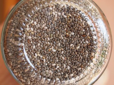 Bir bardak nane ailesindeki Chia (Salvia hispanica) çiçekli bitki tohumları kavanoz