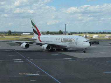 Prague, Çek Cumhuriyeti - Temmuz 2016 yaklaşık: dünyanın en büyük yolcu uçağı Airbus A380 Vaclav Havel Uluslararası Havaalanı'nda Emirates Havayolları