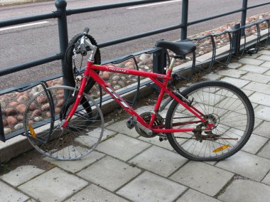 Stockholm, İsveç - Haziran 2016 yaklaşık: Bisiklet aka bisiklet veya döngüsü birimindeyim ön lastik ve düz arka lastik