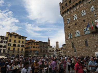Florence, İtalya - Temmuz 2016 yaklaşık: bir canlı müzik performansı izleyen seyirci crwod