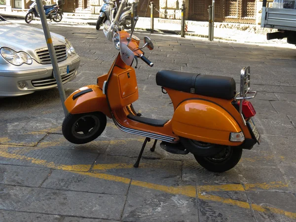 Firenze Italia Circa Luglio 2016 Parcheggiata Strada Moto Arancione Piaggio — Foto Stock