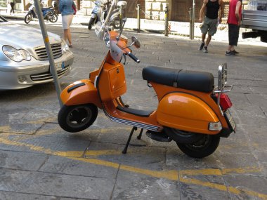 Florence, İtalya - Temmuz 2016 yaklaşık: sokakta park edilmiş turuncu Piaggio Vespa motosiklet