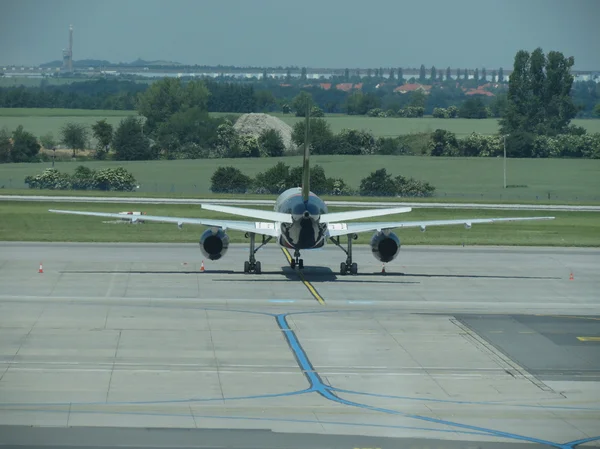 Aviones estacionados en la pista de Praga —  Fotos de Stock