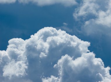 Arkaplan olarak kullanışlı bulutlu mavi gökyüzü