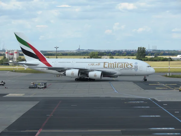 프라하 공화국 2016 여객기 바츨라프 공항에서 에미레이트 항공의에 A380 — 스톡 사진