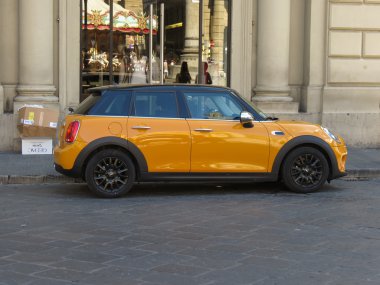 Sarı turuncu Mini Cooper araba