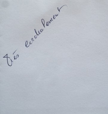 (Senin içtenlikle anlamına gelir) Tres cordialement beyaz kağıt üzerinde el yazısı